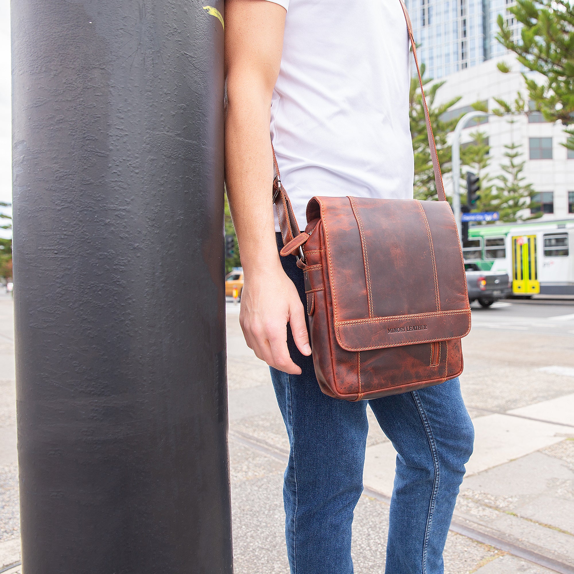 Boulder Leather Messenger Bag – Unisex – Chestnut - Minori Leather